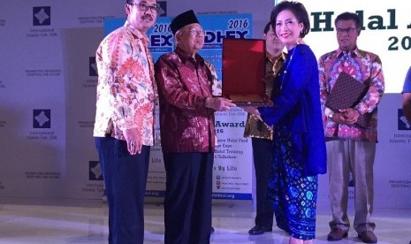 Leila Djafaar, Vice President Danone Indonesia menerima penghargaan Halal Award 2016 untuk kategori Halal Top Brand