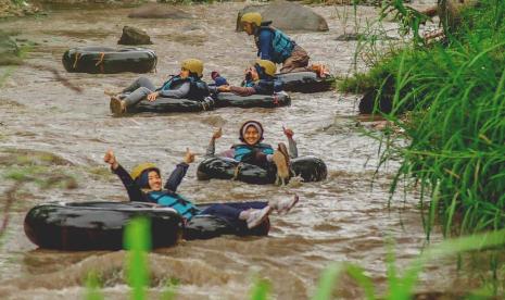 Lelah dengan rutinitas sehari-hari dan butuh pelepasan serta kejenuhan di masa pandemic Barangkali, River tubing menyusuri derasnya sungai Cimahi, Desa Cisande Kecamatan Cicantayan, Kabupaten Sukabumi bisa menjadi pelipur. Di musim penghujan, pemandangan sungai bertambah indah Debit air yang aman tak terlampau besar. Bahaya lain, banjir misalnya, juga nihil.