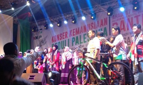 Lelang barang di Konser K7K Banten