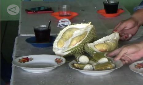 Lemang disantap bersama durian menjadi kudapan yang banyak digemari masyarakat Aceh.