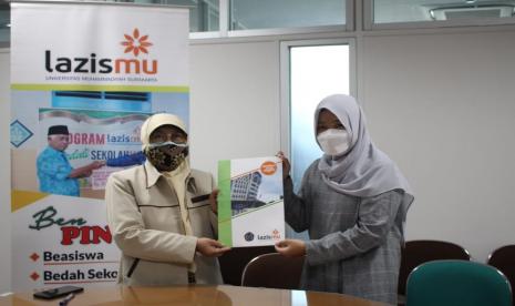 Lembaga Amil Zakat Infaq dan Sadaqah Muhammadiyah (LazisMu) memberikan beasiswa kepada mahasiswa Universitas Muhammadiyah Surakarta (UMS), Eva Nursifa Fauziah Suwandi, yang terdampak pandemi Covid-19. Mahasiswa Teknik Industri UMS tersebut menerima Beasiswa Sang Surya dari LazisMu pada Rabu (11/8).