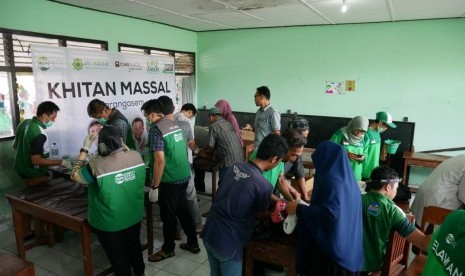 Lembaga Amil Zakat (LAZ) Dompet Sosial Madani (DSM) Bali menggelar khitanan massal bagi anak-anak yatim dhuafa di Karangasem.