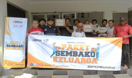 Lembaga Amil Zakat (LAZ) Solopeduli dan Badan Pengelola Keuangan Haji (BPKH) membagikan seribu paket sembako kepasa kaum dhuafa terdampak Covid-19 di Kabupaten Wonogiri, Jawa Tengah