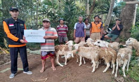 Lembaga Amil Zakat Nasional (LAZNAS) BMH Perwakilan DIY berkolaborasi dengan Bank CIMB Niaga Syariah KCP Yogyakarta membagikan hewan kurban kepada beberapa wilayah yang masyarakatnya paling membutuhkan daging kurban di Daerah Istimewa Yogyakarta (DIY), Jumat (30/06/2023).