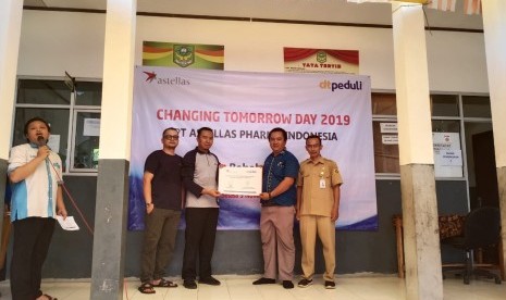 Lembaga Amil Zakat Nasional (LAZNAS) Daarut Tauhiid Peduli Jakarta bersama PT. Astellas Pharma Indonesia menggelar kegiatan bakti sosial. Acara ini dilaksanakan di Madrasah Iptidaiyah (MI) Kp. Panunggulan RT 03/08 Desa Babakan Kecamatan Tenjo. 