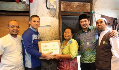 Lembaga Amil Zakat Nasional (laznas) Inisiatif Zakat Indonesia bersama Laznas PT Chevron Indonesia membagikan 100 Paket Sembako Ramadhan kepada warga di Kelurahan Kalibaru, Kecamatan Cilincing, Kota Jakarta Utara.