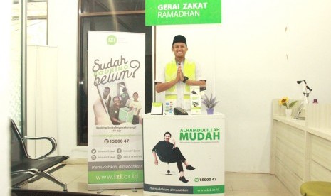 Lembaga Amil Zakat Nasional (LAZNAS) Inisiatif Zakat Indonesia (IZI) selama Ramadhan 2018 membuka gerai zakat. 