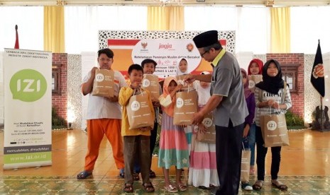 Lembaga Amil Zakat Nasional (LAZNAS) Inisiatif Zakat Indonesia (IZI) Perwakilan Daerah Istimewa Yogyakarta bersama Wakil Gubernur DIY, Kanjeng Gusti Pangeran Adipati Arya (KGPAA) Paku Alam X Santuni Anak Yatim Dhuafa.