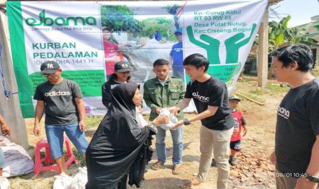 Lembaga Baitul Mal (Elbama) Bina Ilmu, Parung, menyerahkan daging kurban kepada warga Kampung Curug Kidul, RT 03, RW 05, Kelurahan Putatnutug, Kecamatan Ciseeng, Bogor.