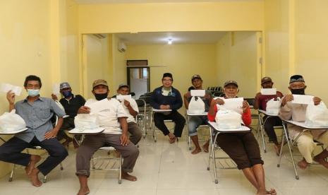 Lembaga Bang Read1 membagikan bantuan sembako dan uang tunai kepada pengemudi becak.