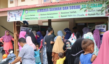 Lembaga Dakwah dan Sosial (LDS) Ar Risalah membagikan paket Ramadhan.