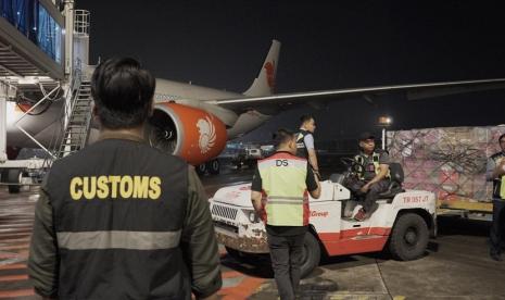 Lembaga Dana Kerja Sama Pembangunan Indonesia (LDKPI) atau Indonesia AID memberangkatkan bantuan kemanusiaan berupa obat-obatan dan perlengkapan medis senilai 2 juta dolar AS dari Bandara Internasional Soekarno-Hatta. Pengiriman bantuan kemanusiaan ini pun mendapatkan dukungan penuh dari Bea Cukai Soekarno Hatta yang berkomitmen memberikan percepatan pelayanan ekspor.