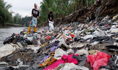   Lembaga Ecoton Indonesia menemukan timbunan sampah di Bendungan Sengguruh, Kabupaten Malang.