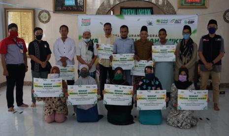 Lembaga filantropi Aksi Cepat Tanggap (ACT) memberikan bantuan modal kepada para pelaku usaha mikro, kecil, menengah (UMKM) di Tasikmalaya yang terdampak pandemi Covid-19 melalui program Wakaf Modal Usaha Mikro (WMUM). Bantuan itu diberikan atas kerja sama ACT Tasikmalaya dan DKM Masjid Muhajirin di Kota Tasikmalaya