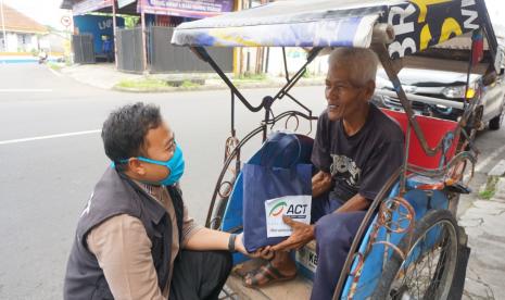 Lembaga filantropi Aksi Cepat Tanggap (ACT) Tasikmalaya mendistribusikan paket pangan berupa sembako untuk para pekerja harian, Senin (6/4). Puluhan paket itu dibagikan di beberapa titik di Kota Tasikmalaya dan sekitarnya. 