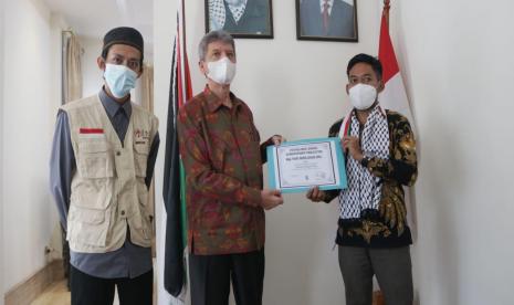 Lembaga Kemanusiaan Internasional Networking for Humanistarian (INH) menggandeng Kedutaan Besar (Kedubes) Palestina di Jakarta untuk menyerahkan donasi bantuan kemanusiaan korba perang di Palestina. Bantuan senilai Rp 100 juta ini merupakan hasil penggalangan dana aksi kemanusiaan sejak terjadinya agresi militer Israel di Jalur Gaza, Palestina. 