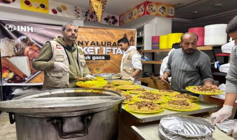 Lembaga kemanusiaan International Networking for Humanitarian (INH) menyalurkan seribu paket Iftar atau buka puasa setiap harinya selama ramadan untuk ribuan pengusi korban perangan genosida Israel di wilayah Mawasi, Khan Younis, Gaza Selatan.