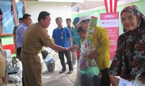  Lembaga Kemanusiaan Nasional PKPU bersama CIMB Niaga Syariah menyalurkan bantuan kepada korban pasca banjir di daerah Kecamatan Telukbetung Selatan.