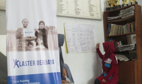 Lembaga Kemanusiaan Nasional PKPU bersama warga Sujung melakukan pemetaan hasil bumi yang ada di Desa Sujung, Serang, Banten (2/9).