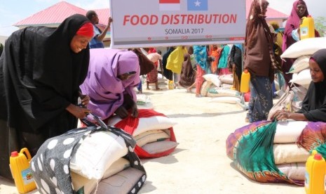  Lembaga Kemanusiaan PKPU Human initiative bersama Inisiatif Zakat Indonesia sejak Ahad (12/11) menyalurkan bantuan makanan dan air bersih di Somalia.