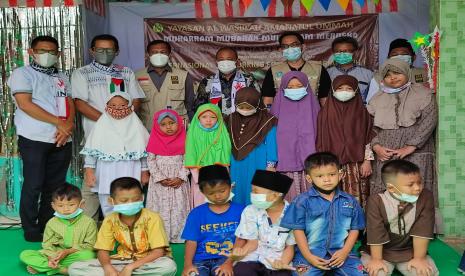 Lembaga Kemanusian Internasional Networking for Humanitarian (INH) bekerja sama dengan Yayasan Alwasiilah Amanatul Ummah di Cileungsi, Bogor Jawa Barat, Kamis (19/8) menggelar acara pembagian bantuan dari para donatur untuk anak-anak yatim yang mayoritas orang tuanya meninggal akibat Covid-19.