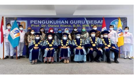 Lembaga Layanan Pendidikan Tinggi (LLDikti) resmi mengukuhkan Prof Dr Dwiza Riana SSi MM MKom selaku rektor Universitas Nusa Mandiri (UNM) sebagai guru besar dalam bidang Ilmu Komputer.