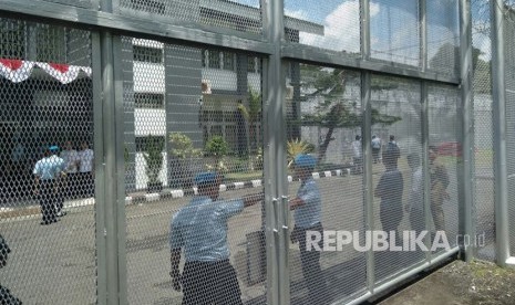 Lembaga Pemasyarakatan Kelas II A High Risk Pasir Putih untuk Narapidana Teroris Kelas Berat. Lapas ini diproyeksikan untuk menjadi Lapas dengan Super Maximum Security untuk menahan para narapidana yang memiliki potensi dan pengaruh jaringan terorisme. Nusakambangan, Jumat (22/12).