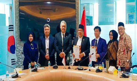 Lembaga Pemeriksa Halal Pimpinan Pusat Muhammadiyah (LPH PP Muhammadiyah) menandatangani nota kesepahaman atau memorandum of understanding (MoU) dengan Global Halal Certification Centre Korea Selatan di Gedung PP Muhammadiyah Menteng Jakarta Pusat, Kamis (12/10/2023).