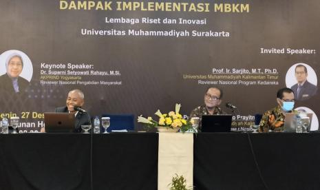 Lembaga Riset dan Inovasi (LRI) Universitas Muhammadiyah Surakarta (UMS) menyelenggarakan Seminar Nasional Dampak Implementasi Merdeka Belajar Kampus Merdeka (MBKM) secara daring dan luring bertempat di The Sunan Hotel Solo, Senin (27/12). 