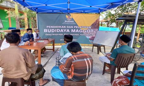 Lembaga ZCD BAZNAS bersama Pondok Pesantren Entrepreneur Raudhatul Madinah yang merupakan Mitra ZCD menyelenggarakan pendidikan dan pelatihan budi daya magot untuk mustahik yang terbentuk di Desa Mojorejo, Kecamatan Junrejo, Kota Batu, Jawa Timur, pada Rabu (24/2).