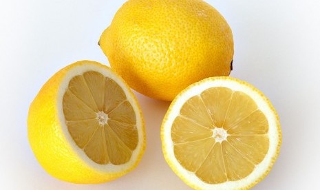 Lemon (ilustrasi). Lemon mengandung vitamin C yang sangat sensitif terhadap panas.