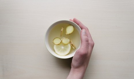 Air hangat dengan perasan lemon disebut sebagai minuman terbaik untuk memulai hari (ilustrasi).