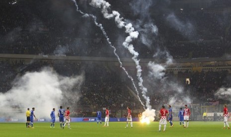 Lemparan kembang api ke lapangan mengganggu laga Italia kontra Kroasia.