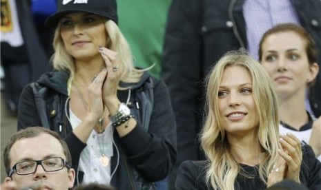 Lena Gercke (kiri), kekasih Sami Khedira, bersama Sarah Brandner (tengah/kekasih Bastian Schweinsteiger) dan Lisa (kanan/Thomas Mueller) menonton laga timnas Jerman di Piala Eropa 2012. 