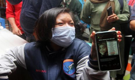 Lena, Ibu dari Dinda Amelia yang merupakan penumpang Sriwijaya Air SJ182 memperlihatkan foto anaknya di gawai usai mengikuti pertemuan dengan Basarnas Pontianak di Posko Informasi Bandara Supadio, Kabupaten Kubu Raya, Kalimantan Barat, Minggu (10/1/2021). Dinda Amelia (16) merupakan satu dari 62 penumpang pesawat Sriwijaya Air SJ 182 rute Jakarta-Pontianak yang mengalami kecelakaan pada Sabtu (9/1/2021) di perairan Kepulauan Seribu.