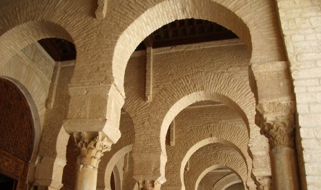 Lengkung tapal kuda di Masjid Uqba, Kairouan, Tunisia.