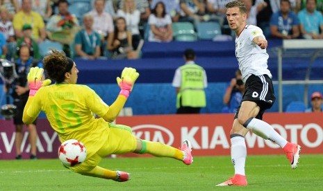 Leon Goretzka (kanan) dari Jerman mencetak gol kedua ke gawang Guillermo Ochoa dari Meksiko pada semi final Piala Konfederasi 2017 antara Jerman dan Meksiko di Stadion Olimpiade Fisht, Sochi, Rusia, 29 Juni 2017.