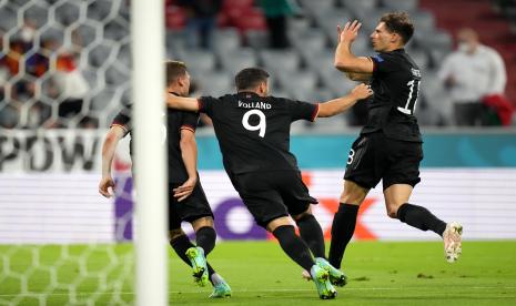 Leon Goretzka (kanan) dari Jerman merayakan setelah mencetak 2-2 selama pertandingan sepak bola babak penyisihan grup F UEFA EURO 2020 antara Jerman dan Hongaria di Munich, Jerman, 23 Juni 2021.