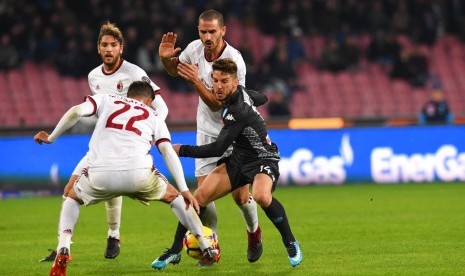 Bek AC Milan, Leonardo Bonucci (tengah) pada laga kontra Napoli di Stadion San Paolo, Ahad (19/11) dini hari WIB. Milan kalah 1-2 pada laga ini.