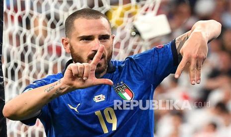 Leonardo Bonucci dari Italia merayakan setelah mencetak gol penyeimbang 1-1 pada final UEFA EURO 2020 antara Italia dan Inggris di London, Inggris, Senin (12/7) dini hari WIB.