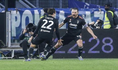 Leonardo Bonucci (kanan) merayakan dengan rekan setimnya Federico Chiesa setelah mencetak gol pembuka pada pertandingan sepak bola Serie A Italia antara SS Lazio dan Juventus FC di stadion Olimpico di Roma, Italia, 20 November 2021. 