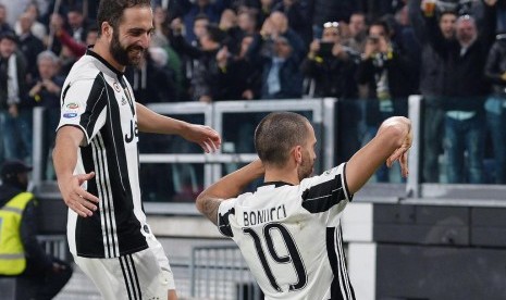 Leonardo Bonucci (kanan) merayakan golnya.