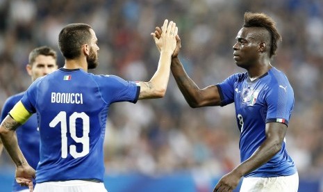 Mario Balotelli (kanan) saat masih membela timnas Italia. 