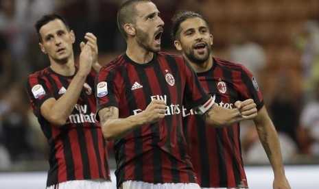 Leonardo Bonucci (tengah).