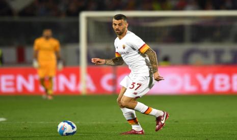 Leonardo Spinazzola dalam laga comeback membela AS Roma usai cedera melawan Fiorentina.