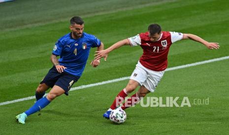 Leonardo Spinazzola dari Italia (kiri).