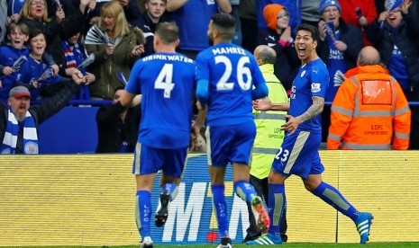 Leonardo Ulloa (kanan) merayakan gol kedua Leicester City yang dicetaknya ke gawang Swansea City.