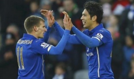 Leonardo Ulloa (kanan) merayakan golnya ke gawang Newcastle United.