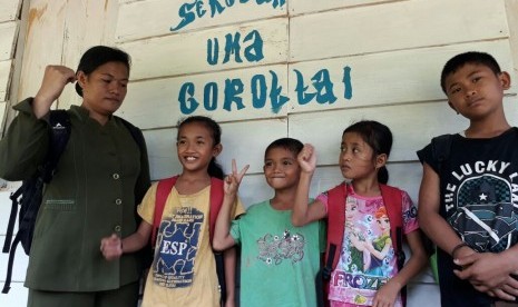 Leperia dan empat muridnya di Sekolah Uma, Gorottai, Mentawai, Sumatra Barat.