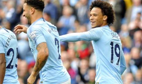 Leroy Sane (kanan) seusai mencetak gol pembuka Manchester City ke gawang Fulham.